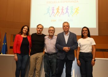 Pacientes y profesionales caminan en Santiago para reivindicar el ejercicio durante el cáncer ginecológico