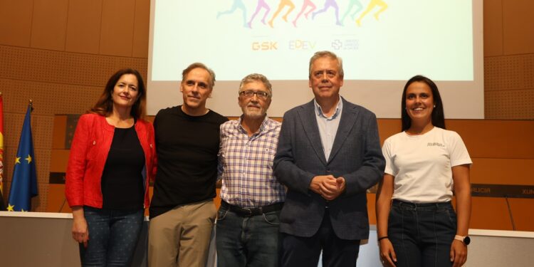 Pacientes y profesionales caminan en Santiago para reivindicar el ejercicio durante el cáncer ginecológico