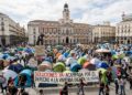 Cientos de tiendas de campaña instaladas en la céntrica plaza de la Puerta del Sol en Madrid con pancartas manifestándose por el derecho a la vivienda.