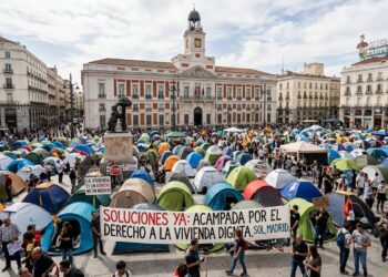 Cientos de tiendas de campaña instaladas en la céntrica plaza de la Puerta del Sol en Madrid con pancartas manifestándose por el derecho a la vivienda.