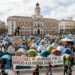 Cientos de tiendas de campaña instaladas en la céntrica plaza de la Puerta del Sol en Madrid con pancartas manifestándose por el derecho a la vivienda.