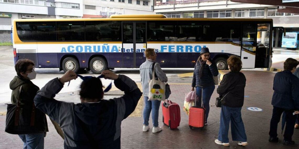 Ferrol estalla por los problemas de los autobuses: averías, retrasos y falta de plazas en la línea A Coruña