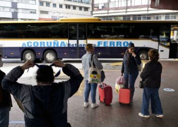 Ferrol estalla por los problemas de los autobuses: averías, retrasos y falta de plazas en la línea A Coruña