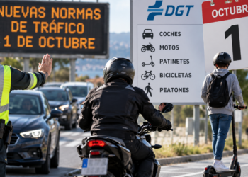 Atención conductores: la DGT cambia estas normas el 1 de octubre y afecta a coches, motos y patinetes