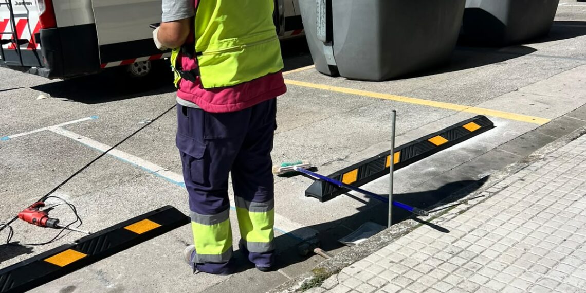 O Concello de Lugo instala topes en prazas de aparcamento de distintos puntos da cidade