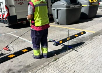 O Concello de Lugo instala topes en prazas de aparcamento de distintos puntos da cidade