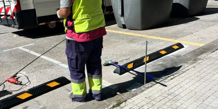 O Concello de Lugo instala topes en prazas de aparcamento de distintos puntos da cidade