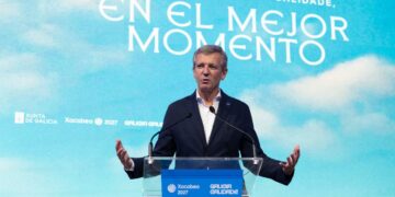 Alfonso Rueda presentando la campaña del Xacobeo 2027 en Madrid junto a la imagen promocional y el concierto en la Puerta del Sol.
