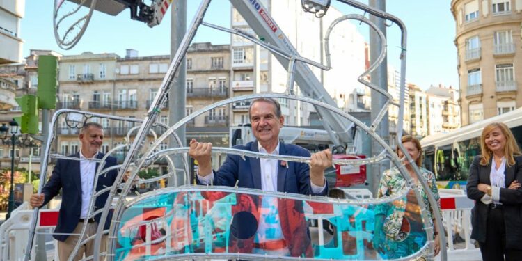 Vigo empieza a montar las luces de Navidad: la caja de regalos de Gran Vía crece y suma miles de luces LED