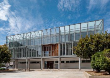 La casa consistorial de Ribeira ha obtenido una mención especial en los IV Premios Saint-Gobain a la Mejor Práctica de Construcción Sostenible.
