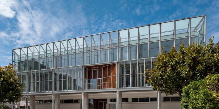 La casa consistorial de Ribeira ha obtenido una mención especial en los IV Premios Saint-Gobain a la Mejor Práctica de Construcción Sostenible.