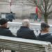 Personas mayores sentadas en un banco en la ciudad de Ourense.