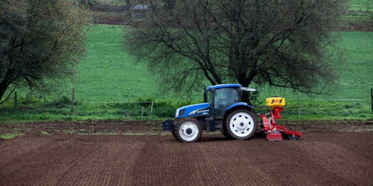 La Xunta anuncia 3,6 millones en ayudas para agricultores y ganaderos gallegos
