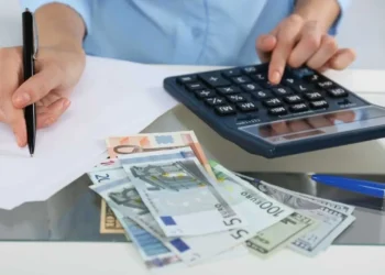 Revisar facturas, gastos, impagos y saldos fiscales antes de finalizar el año ayuda a preparar el cierre contable de las empresas.