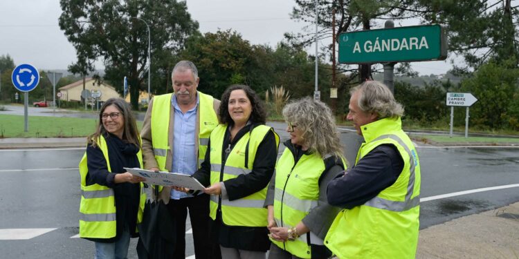 A delegada da Xunta visitou a zona na que se executará este itinerario que conectará Vilanova e A Seara, na parroquia de San Pedro de Nós, en Oleiros, e o núcleo rural do Pastel, na parroquia de San Xoán de Pravio, en Cambre
