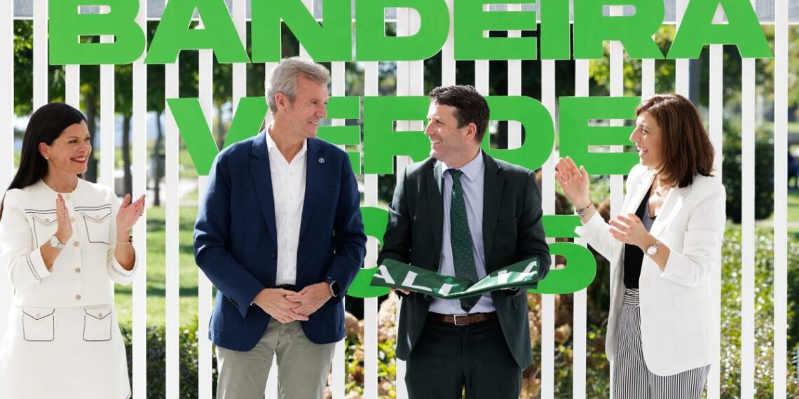 Distintivo Bandera Verde de Galicia concedido por la Xunta a municipios gallegos en 2026.