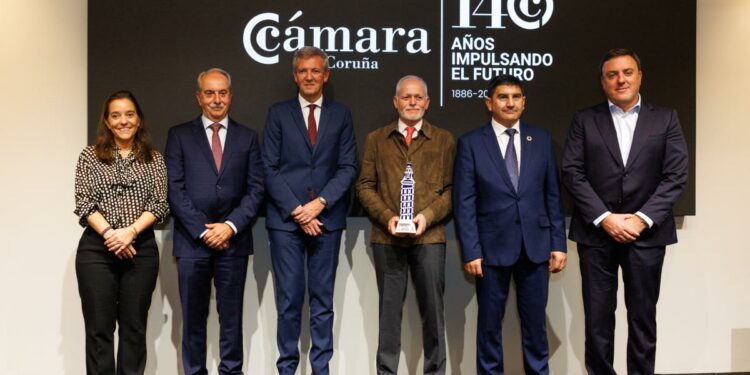Representantes institucionales y empresariales durante el acto del 140 aniversario de la Cámara de Comercio de A Coruña en el Club Cámara Noroeste.