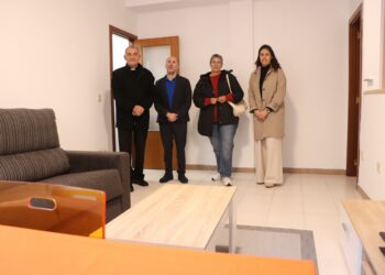 Ourense cede tres viviendas municipales a Cáritas para el programa de inclusión social de familias vulnerables.