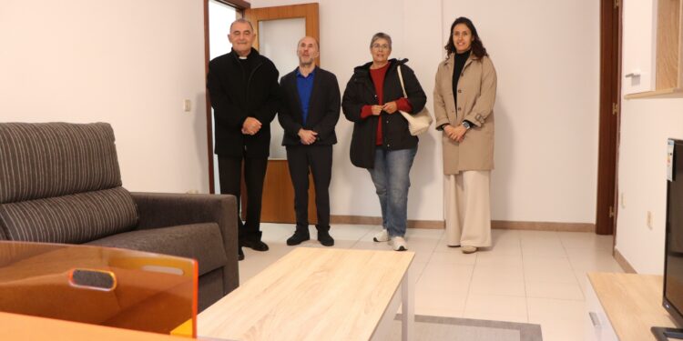 Ourense cede tres viviendas municipales a Cáritas para el programa de inclusión social de familias vulnerables.