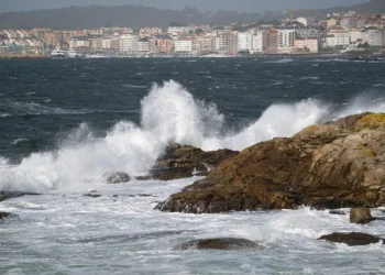 Cielo con nubes y claros sobre la costa de Galicia en una jornada de otoño.