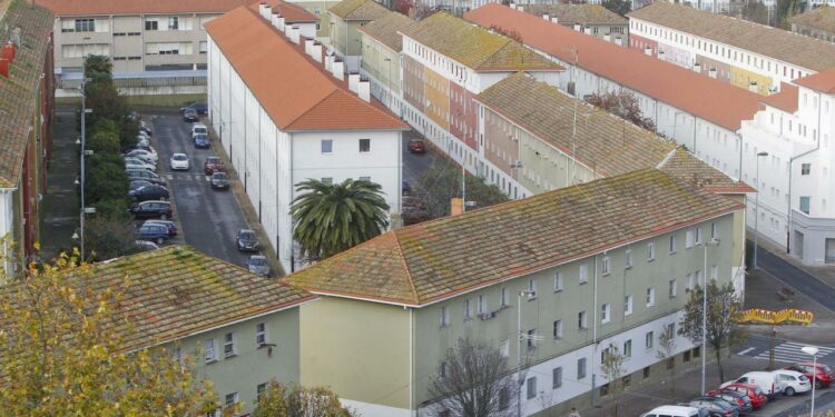 Recimil concentra más de mil viviendas municipales en Ferrol y afronta un proceso de rehabilitación progresiva.