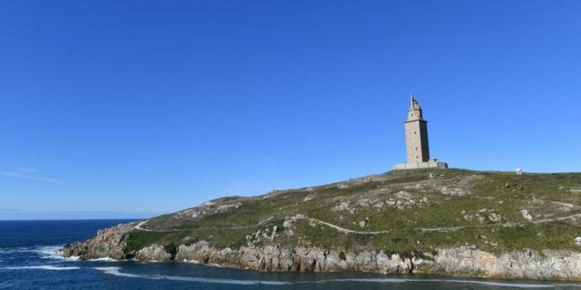 tiempo soleado en la torre de hércules de a coruña