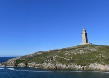 tiempo soleado en la torre de hércules de a coruña