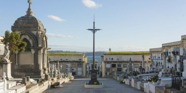 Horarios de los cementerios en Galicia para este domingo