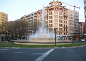 A_Coruña,_Plaza_de_Cuatro_Caminos,_fuente_