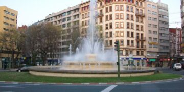 A_Coruña,_Plaza_de_Cuatro_Caminos,_fuente_