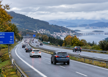 Autovía otoñal junto a la ría