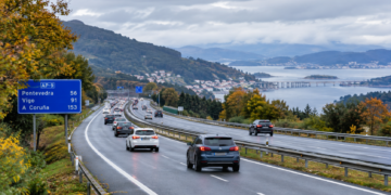 Autovía otoñal junto a la ría
