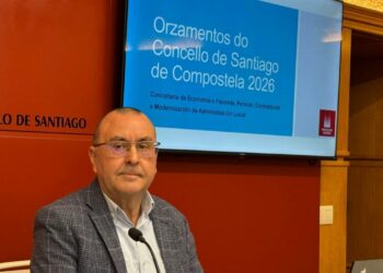 Manuel César anuncia su renuncia como concejal de Hacienda de Santiago.