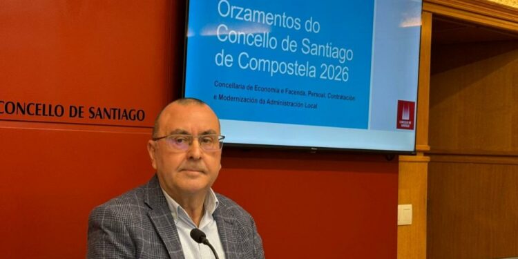 Manuel César anuncia su renuncia como concejal de Hacienda de Santiago.