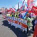 rabajadores del sector del metal durante una movilización en un polígono industrial de Lugo, con pancartas sindicales y naves industriales al fondo