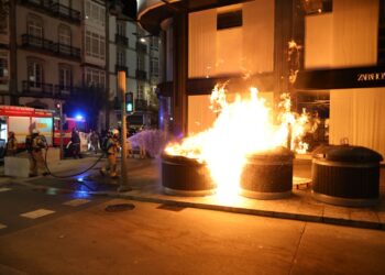 Contenedores incendiados durante los disturbios registrados en A Coruña tras las protestas del 21 de octubre.