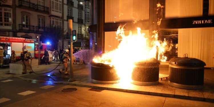 Contenedores incendiados durante los disturbios registrados en A Coruña tras las protestas del 21 de octubre.