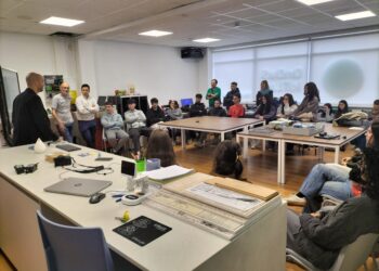 Daniel García González durante una charla sobre robótica blanda e investigación científica en el IES Monte Neme de Carballo.