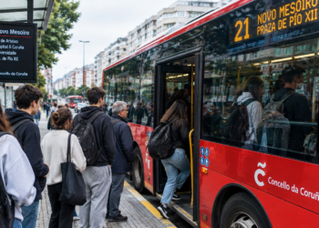 Usuarios esperan para subir a un autobús urbano de A Coruña.
