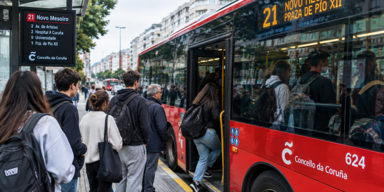 Usuarios esperan para subir a un autobús urbano de A Coruña.