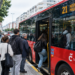 Usuarios esperan para subir a un autobús urbano de A Coruña.