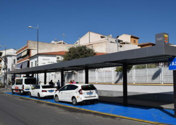 Taxi tradicional y vehículo VTC circulando por una ciudad español
