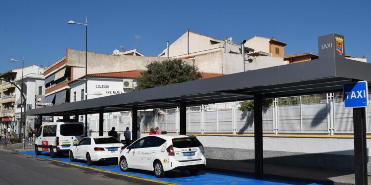Taxi tradicional y vehículo VTC circulando por una ciudad español