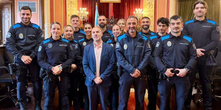 O alcalde de Ourense, Gonzalo Pérez Jácome, durante o acto de toma de posesión dos 12 novos axentes da Policía Local como funcionarios de carreira.
