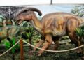 Cartel de Jurassic Experience con dinosaurios animatrónicos, castillos hinchables y zona de paleontología en ExpoCoruña.