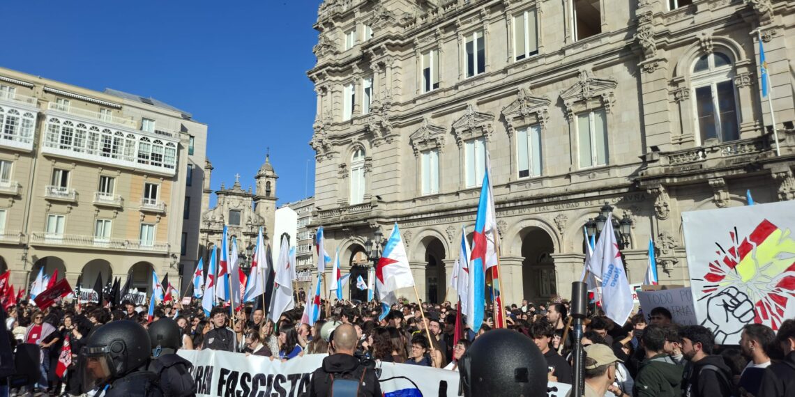 Agentes antidisturbios durante la protesta contra la visita de Santiago Abascal en la plaza de María Pita, A Coruña.
