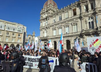 Agentes antidisturbios durante la protesta contra la visita de Santiago Abascal en la plaza de María Pita, A Coruña.