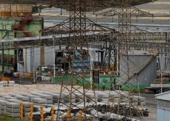 Instalaciones industriales en España, uno de los sectores beneficiarios de las ayudas para compensar los costes indirectos de las emisiones de CO₂.
