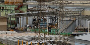 Instalaciones industriales en España, uno de los sectores beneficiarios de las ayudas para compensar los costes indirectos de las emisiones de CO₂.