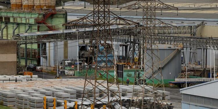 Instalaciones industriales en España, uno de los sectores beneficiarios de las ayudas para compensar los costes indirectos de las emisiones de CO₂.